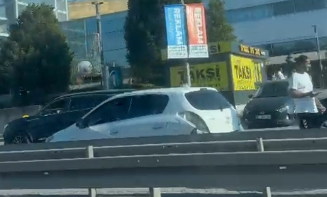 Kocaeli'nin İzmit ilçesinde D-100 Karayolu Sakarya istikametinde meydana gelen trafik