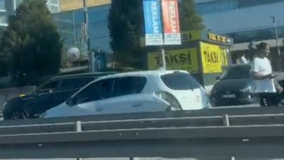 Kocaeli'nin İzmit ilçesinde D-100 Karayolu Sakarya istikametinde meydana gelen trafik