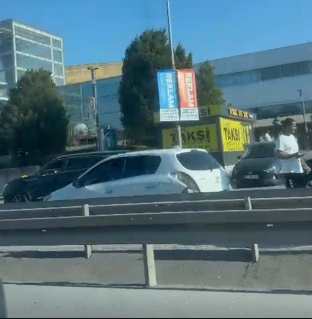 Son dakika Kocaeli D-100'de kaza: Trafik kilit