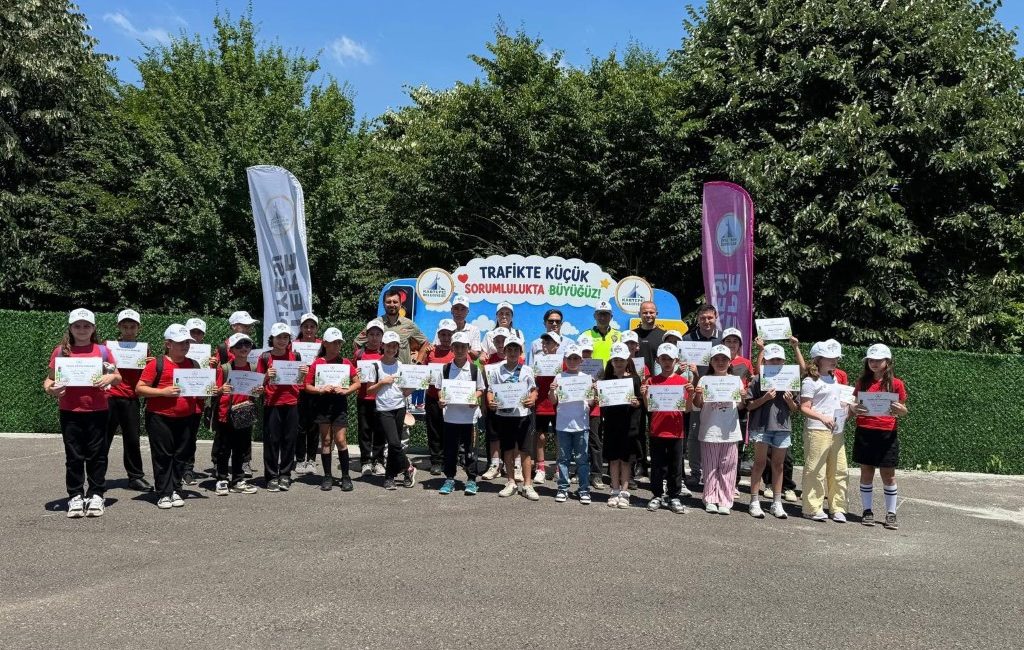 Kartepe Belediyesi'nin Maşukiye Mahallesi'nde hayata geçirdiği Trafik Eğitim Parkuru'nda çocuklara