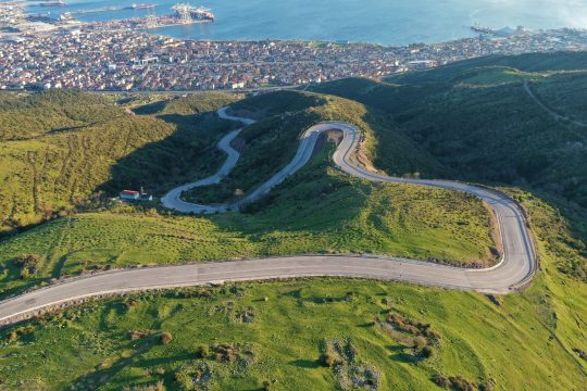 Kocaeli genelinde bir yandan yol yenileme çalışmaları yaparak mevcut yolların