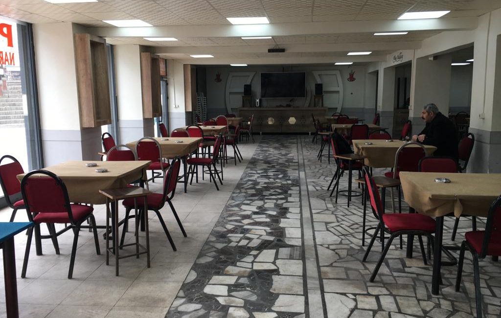 Sürekli kahvehaneye giderek vaktini arkadaşlarıyla geçiren, evini ve ailesinin ihtiyaçlarını