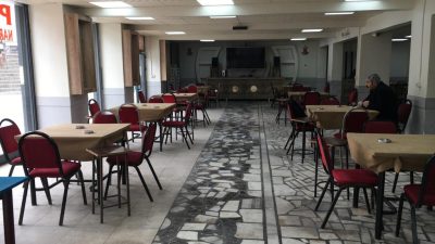 Sürekli kahvehaneye giderek vaktini arkadaşlarıyla geçiren, evini ve ailesinin ihtiyaçlarını