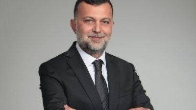 Kocaeli’nin Kartepe ilçesinde, beton mikseri ile lüks bir cipin çarpıştığı