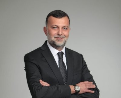 Kocaeli’nin Kartepe ilçesinde, beton mikseri ile lüks bir cipin çarpıştığı