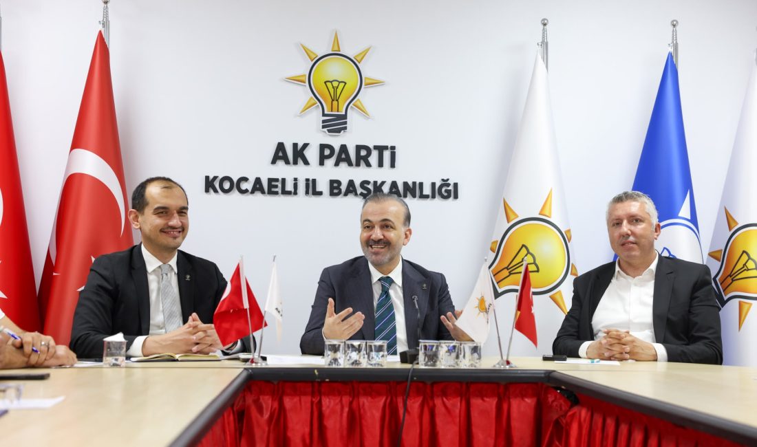 AK Parti Kocaeli İl Başkanı Şahin Talus, ilçe başkanlarıyla bir