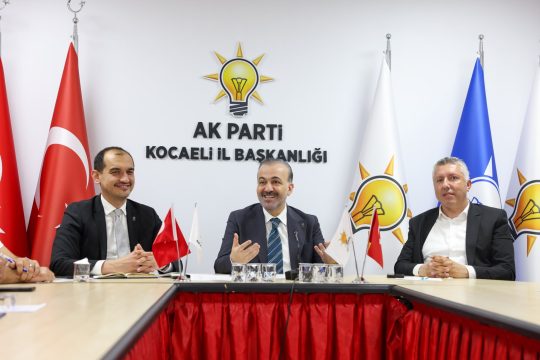 AK Parti Kocaeli İl Başkanı Şahin Talus, ilçe başkanlarıyla bir