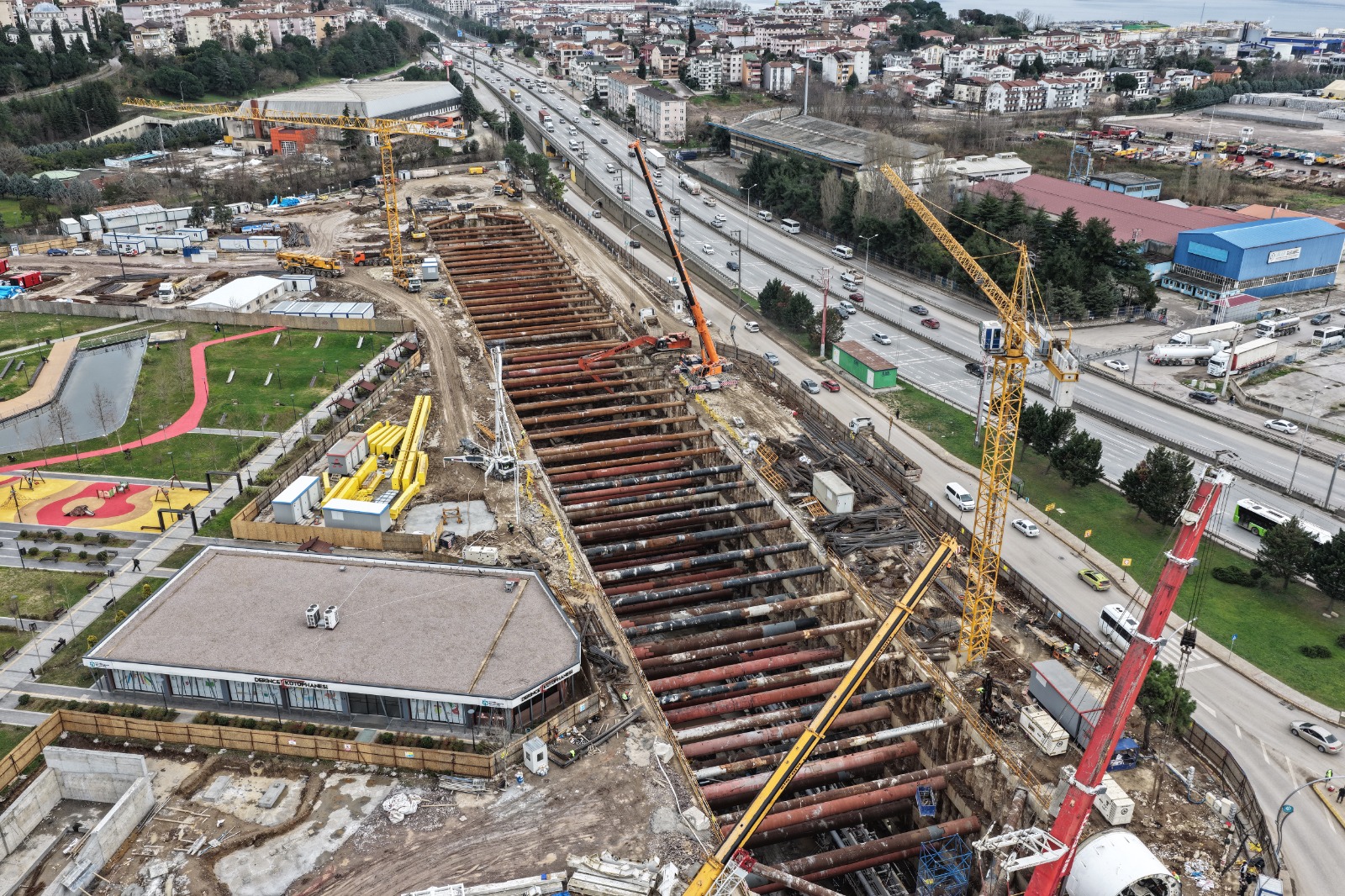 Kocaeli’yi raylı sistem hatlarıyla donatan ve ulaşıma alternatif çözümlerle nefes