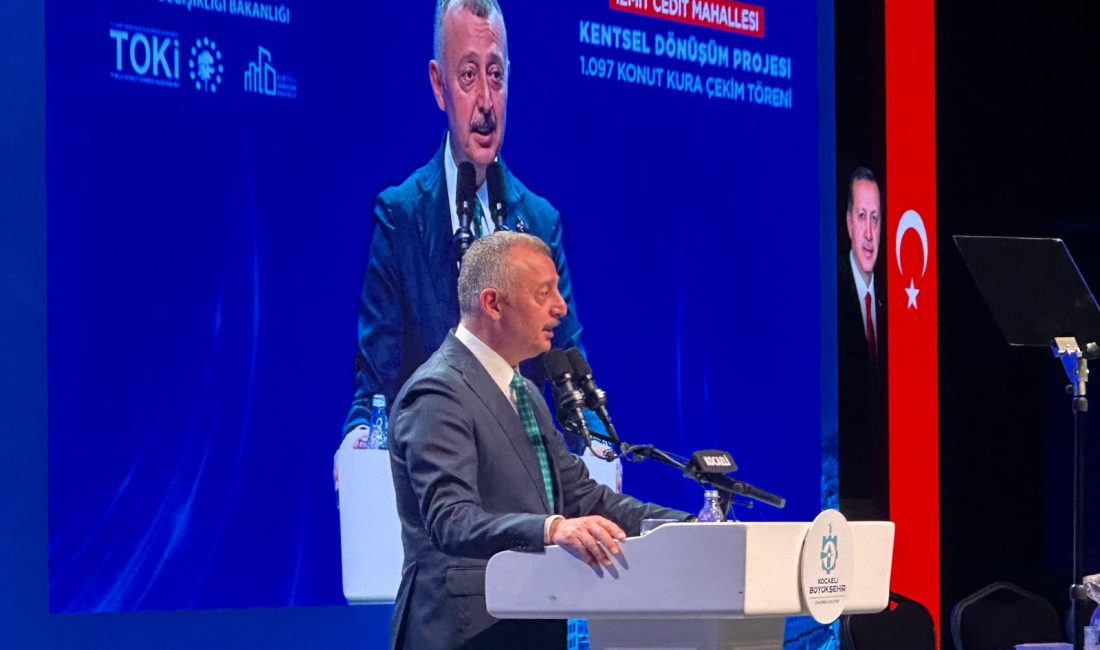 İzmit Cedit Mahallesi Kentsel Dönüşüm Projesi’nin kura çekim töreninde konuşan