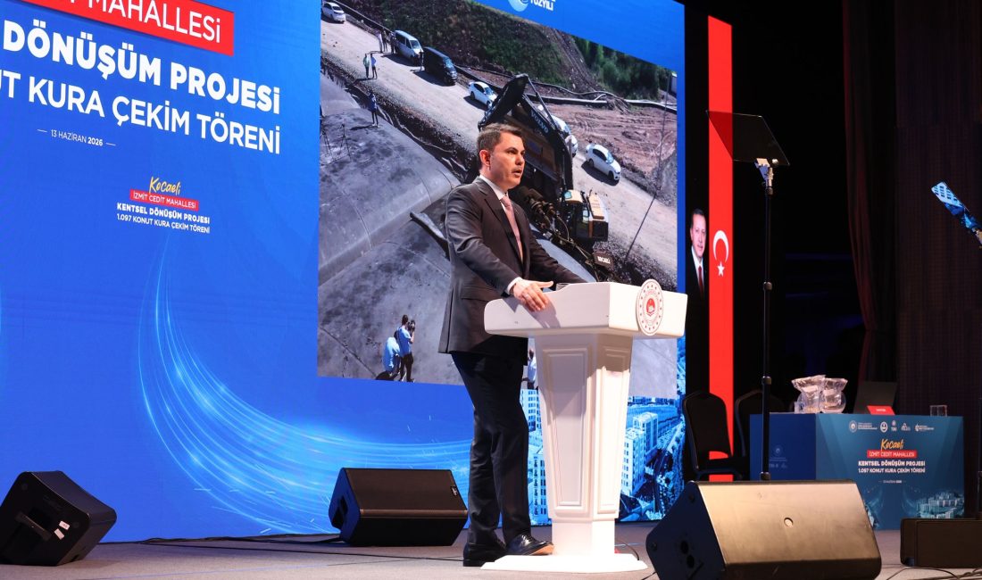 İzmit Cedit Mahallesi Kentsel Dönüşüm Projesi’nin kura çekim töreninde konuşan