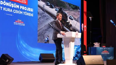 İzmit Cedit Mahallesi Kentsel Dönüşüm Projesi’nin kura çekim töreninde konuşan
