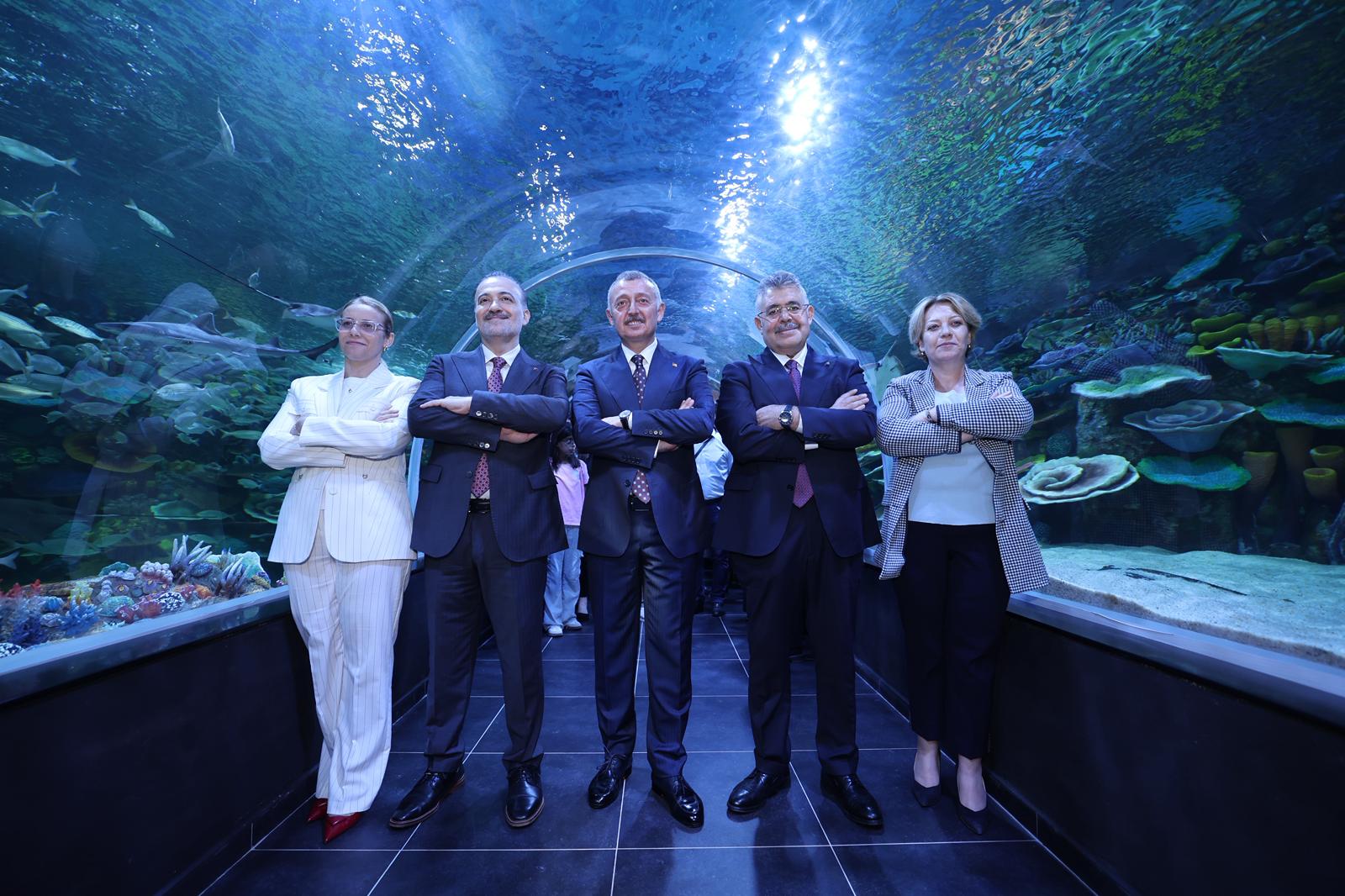 Körfez Aqua açıldı, metrelerce kuyruk oluştu