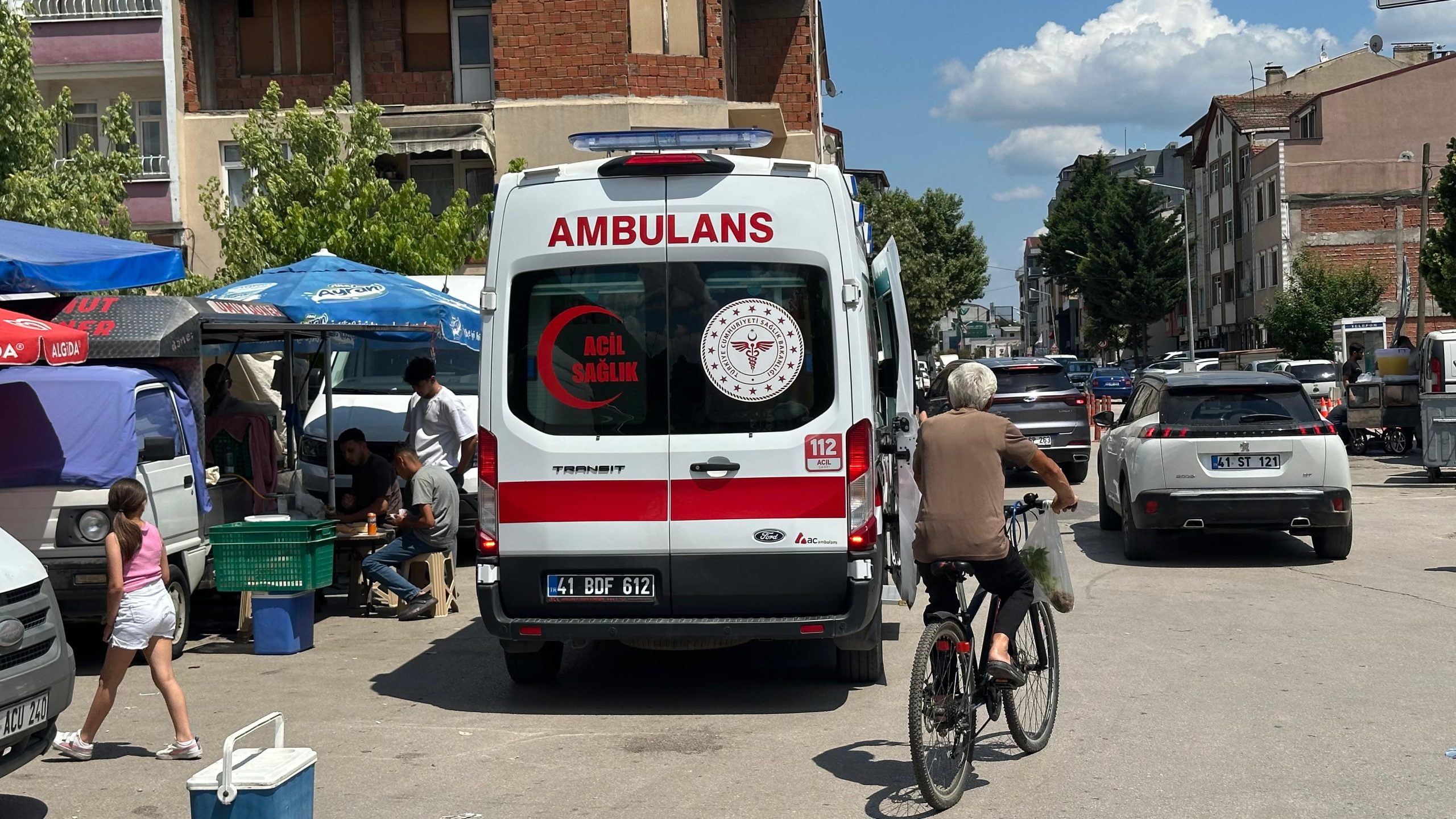 Doğu Kışla Pazarı'nda hareketli dakikalar: Ambulans sirenlerle geldi