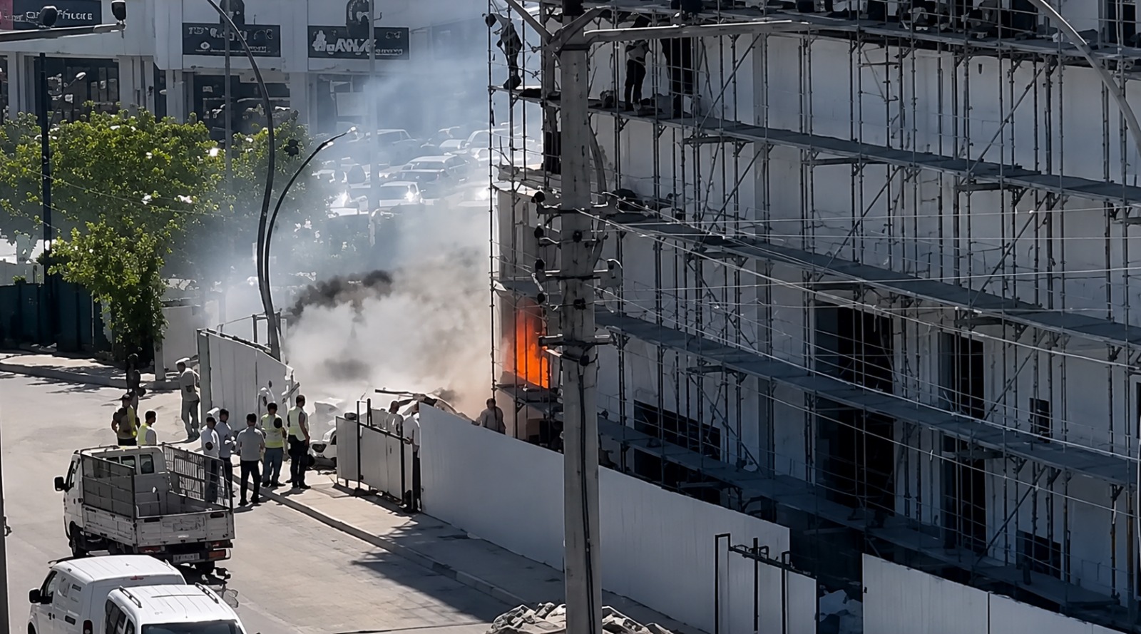 Kocaeli'de korku dolu anlar! Yangında işçiler mahsur kaldı
