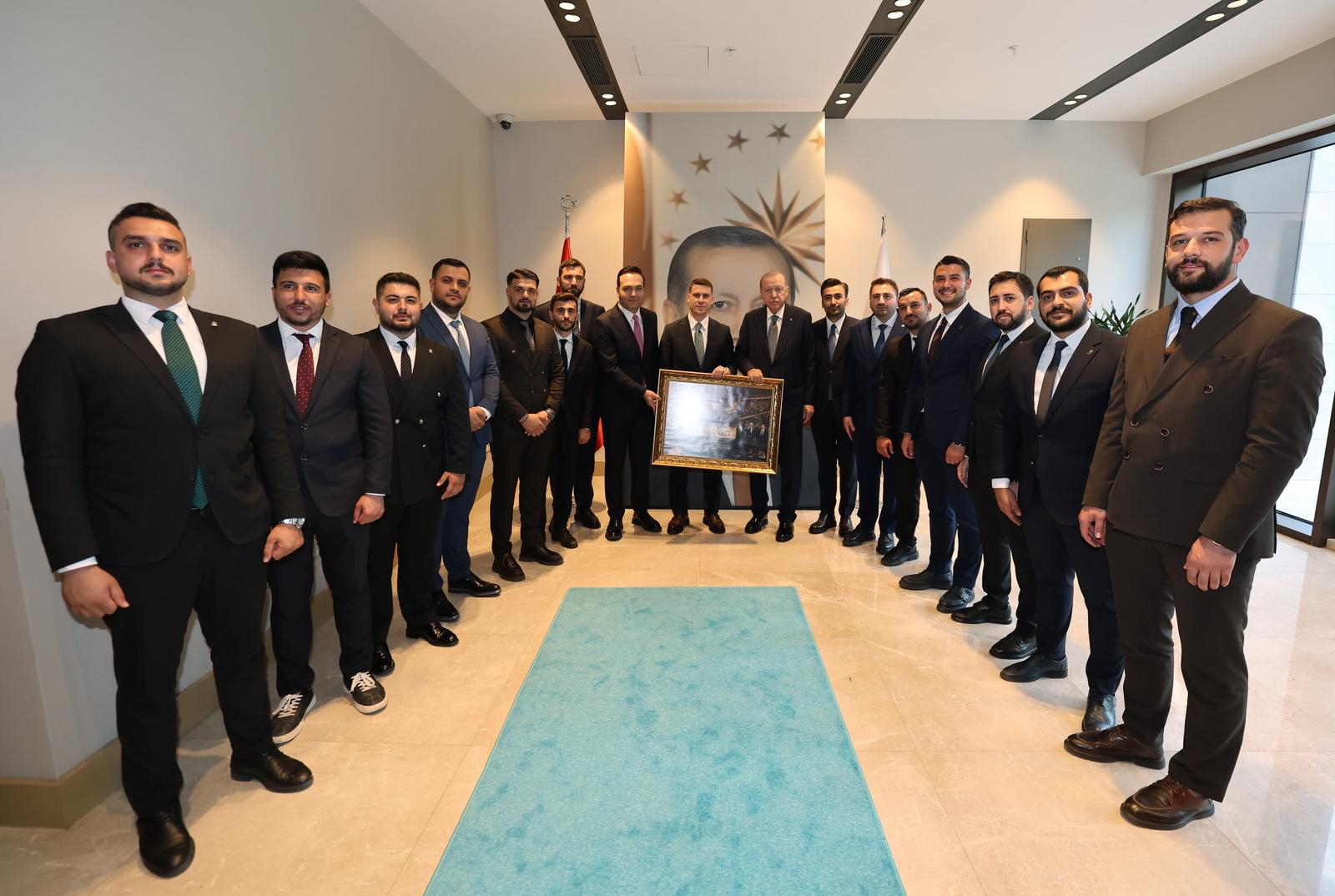 AK Parti Kocaeli Gençlik Kolları’ndan Cumhurbaşkanı Erdoğan’a “Gençliğin Başkenti Kocaeli” Tablosu