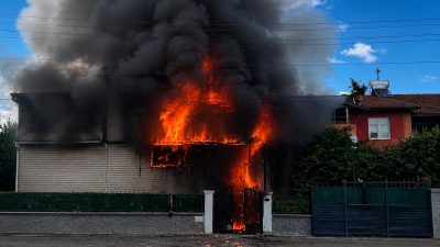 Kocaeli’nin Başiskele ilçesi Kullar bölgesinde, gün ortasında iki katlı bir