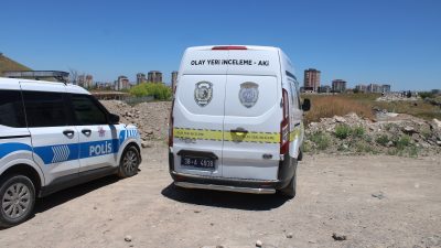 Boş bir arazide molozların arasında hareketsiz halde bulunan bir kişinin