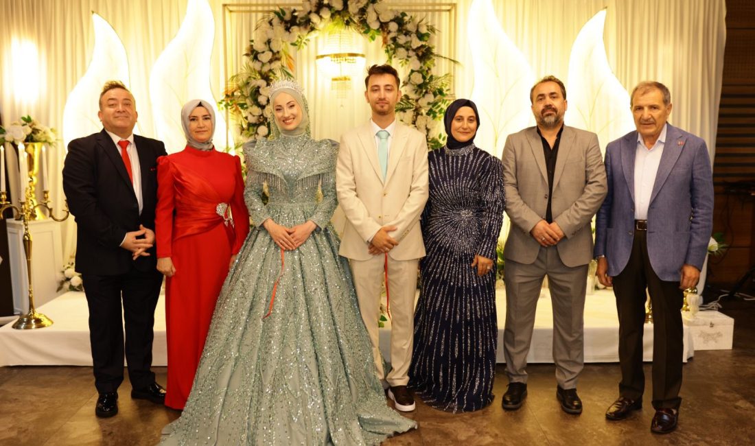 Kocaeli'de iki köklü ailenin mutluluğu nişan yüzüğüyle taçlandı.