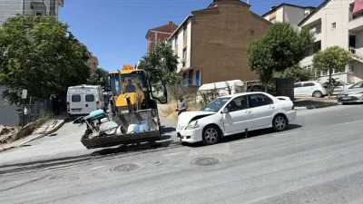 Kocaeli’nin Çayırova ilçesinde iş makinesi ile otomobilin çarpışması sonucu meydana