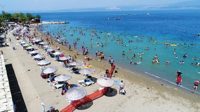 Kocaeli’nin Kandıra ve Karamürsel ilçelerinde yaz sezonuyla birlikte sahillerde hareketlilik