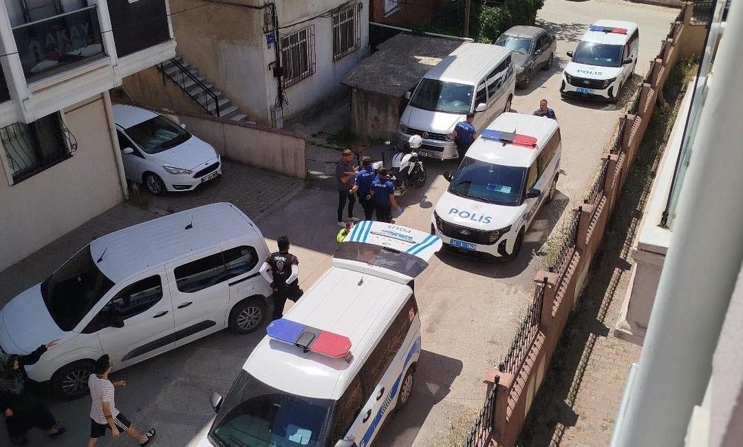 Kocaeli’nin Darıca ilçesinde bir evde başından tabancayla vurularak ağır yaralanan