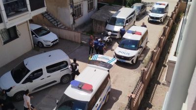 Kocaeli’nin Darıca ilçesinde bir evde başından tabancayla vurularak ağır yaralanan