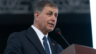 Ülke siyasetinin gündemine bomba gibi düşen istifa kararının ardından, İzmir