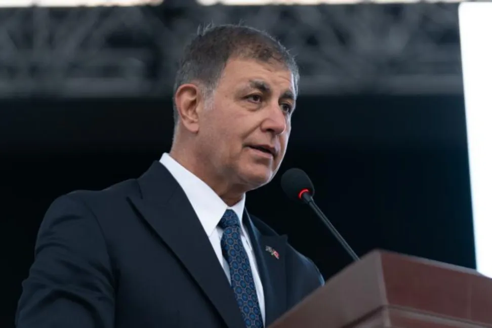 Ülke siyasetinin gündemine bomba gibi düşen istifa kararının ardından, İzmir