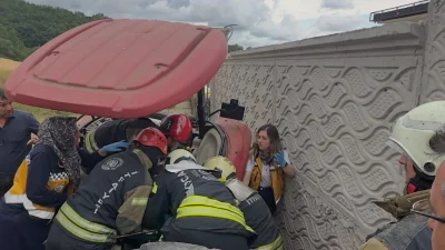 Kocaeli’nin Körfez ilçesinde engebeli arazide sürücüsünün direksiyon hakimiyetini kaybetmesi sonucu