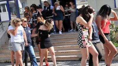 Sakarya’nın Adapazarı ilçesinde polis ekiplerinin düzenlediği baskında, fuhuş yapıldığı tespit