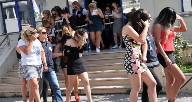 Sakarya’nın Adapazarı ilçesinde polis ekiplerinin düzenlediği baskında, fuhuş yapıldığı tespit