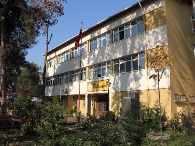 Kocaeli'de sevilen öğretmen Adnan Derinbay hayatını kaybetti