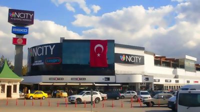 İzmit'te bulunan NCity AVM, yürekleri ağza getiren bir intihar girişimine