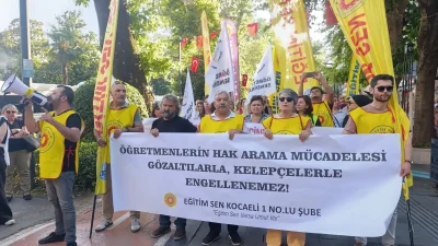 Ankara'da gözaltına alınan meslektaşları ve sendika başkanları için İzmit'te yürüyüş