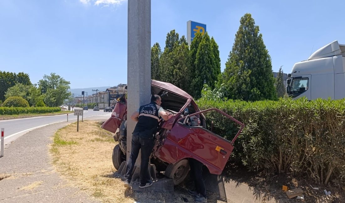 Kocaeli’nin Kartepe ilçesinde kontrolden çıkan bir otomobilin yön tabelası direğine