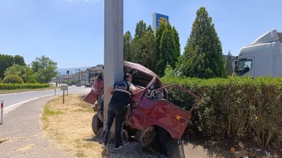 Kocaeli’nin Kartepe ilçesinde kontrolden çıkan bir otomobilin yön tabelası direğine