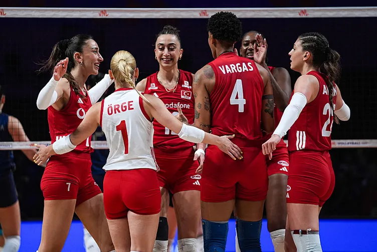 Tribünlerden Filenin Sultanları'na Tek Ses: "Şampiyon Sensin Türkiye!"