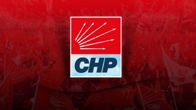 Cumhuriyet Halk Partisi (CHP) Karamürsel İlçe Başkanlığı, parti binasının penceresinde