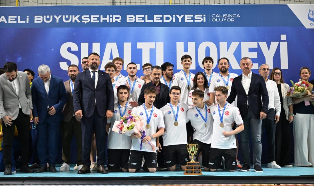 Kocaeli Büyükşehir Belediyesi'nin ev sahipliğinde düzenlenen Sualtı Hokeyi Yaş Grupları