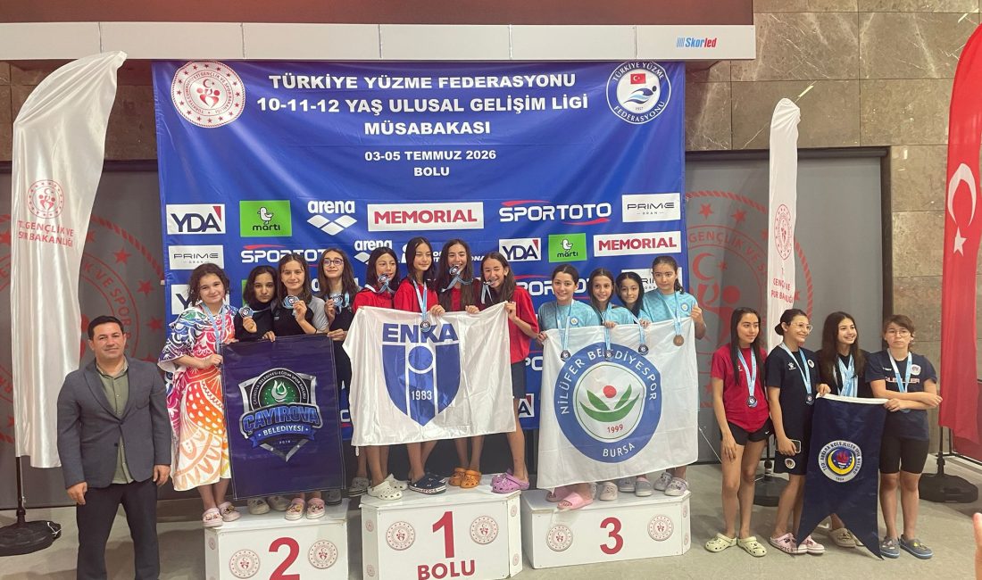 Çayırova Belediyesi Eğitim Spor Kulübü’nün (ÇESK) yüzme branşı sporcuları katıldıkları