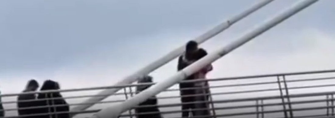 İzmit Halkevi Köprüsü’nde gün ortasında yaşanan ve vatandaşların tepkisini çeken