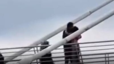 İzmit Halkevi Köprüsü’nde gün ortasında yaşanan ve vatandaşların tepkisini çeken