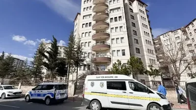 Kocaeli'nin Karamürsel ilçesinde balkondan düşen 5 yaşındaki çocuk ağır yaralandı.