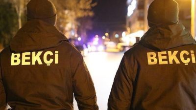 İzmir'in Bayındır ilçesinde görev yapan bekçi, karakol binasının çatısında elektrik