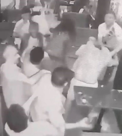 İzmir'in Konak ilçesinde bulunan bir eğlence mekanında hesap nedeniyle yaşanan tartışma kanlı