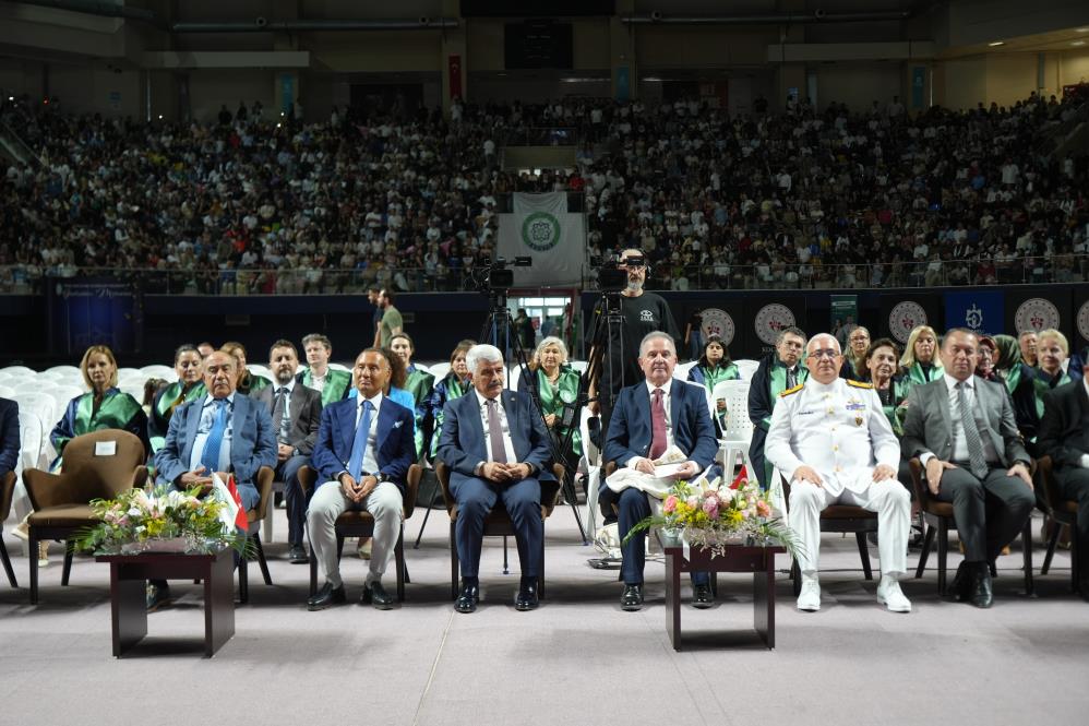 KOSTÜ'de Mezuniyet Coşkusu