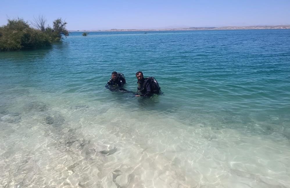 Şanlıurfa'nın Hilvan ilçesinde serinlemek için Atatürk Barajı Gölü'ne giren 14