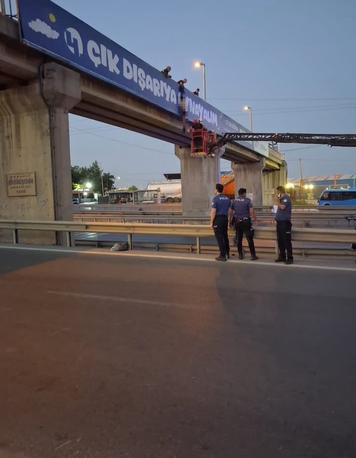 Kocaeli D-100'de intihar! Yarı çıplak halde asılı bulundu