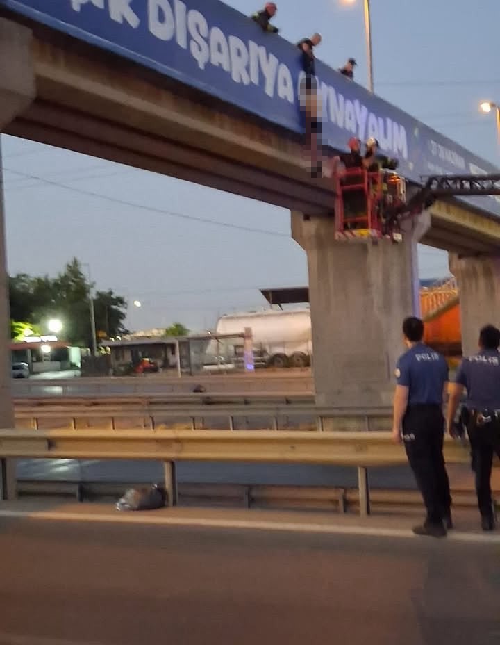 Kocaeli D-100'de intihar! Yarı çıplak halde asılı bulundu