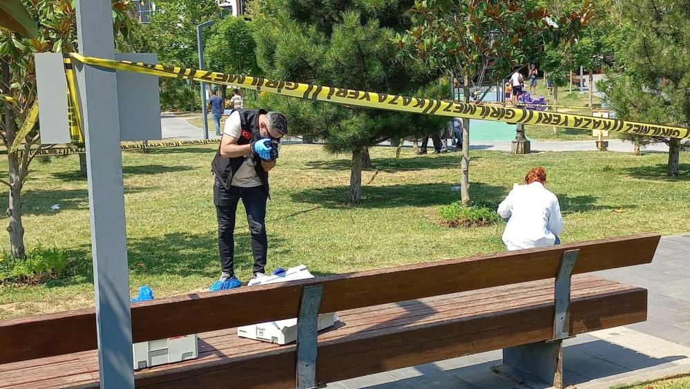 Eşini boğazından bıçakladı